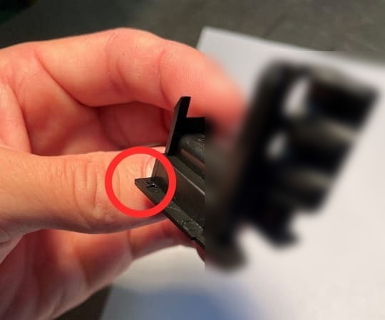 サッシ向け金型（海外製）のバリ修理